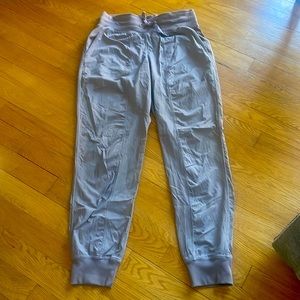 Lululemon size 6 dusty lavender pants, no flaws